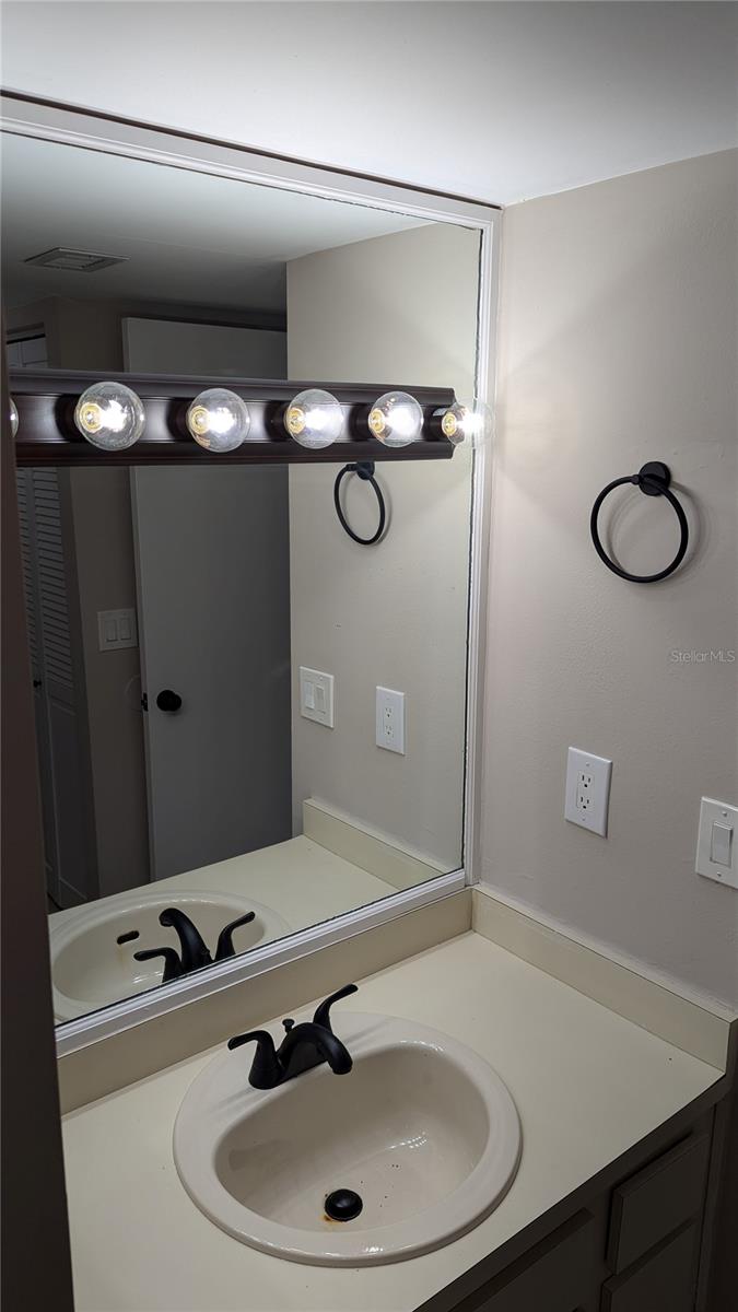 THE OAKS UNIT II A CONDO - Residential Lease