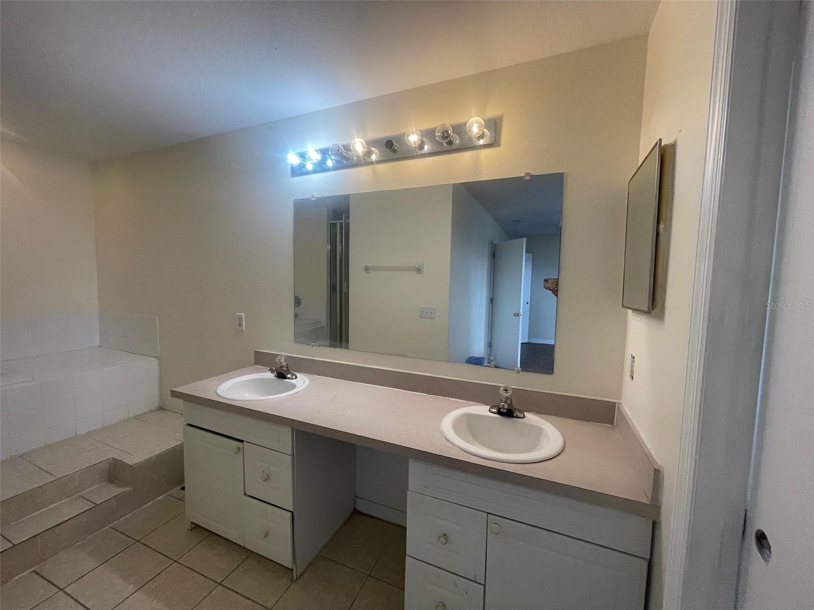 ISLAND CLUB WEST PH 02 - Residential Lease