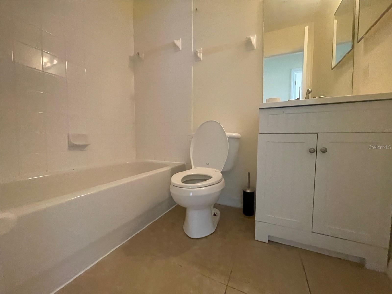 ISLAND CLUB WEST PH 02 - Residential Lease