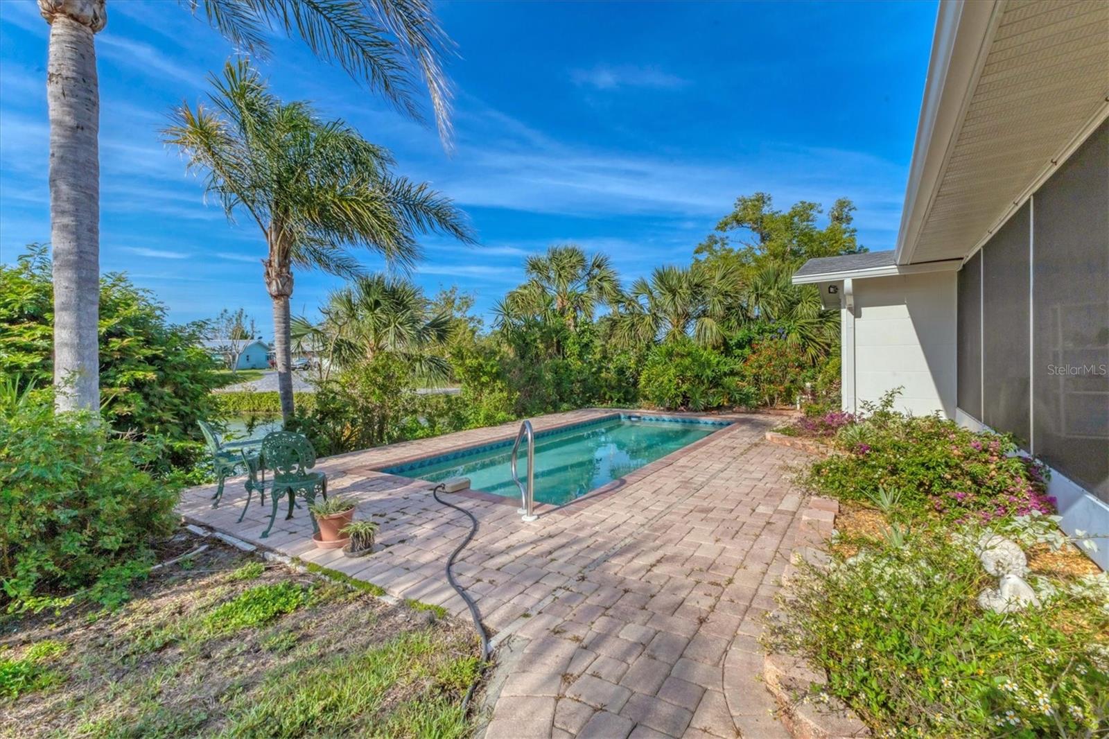 1220 LAKESIDE DRIVE