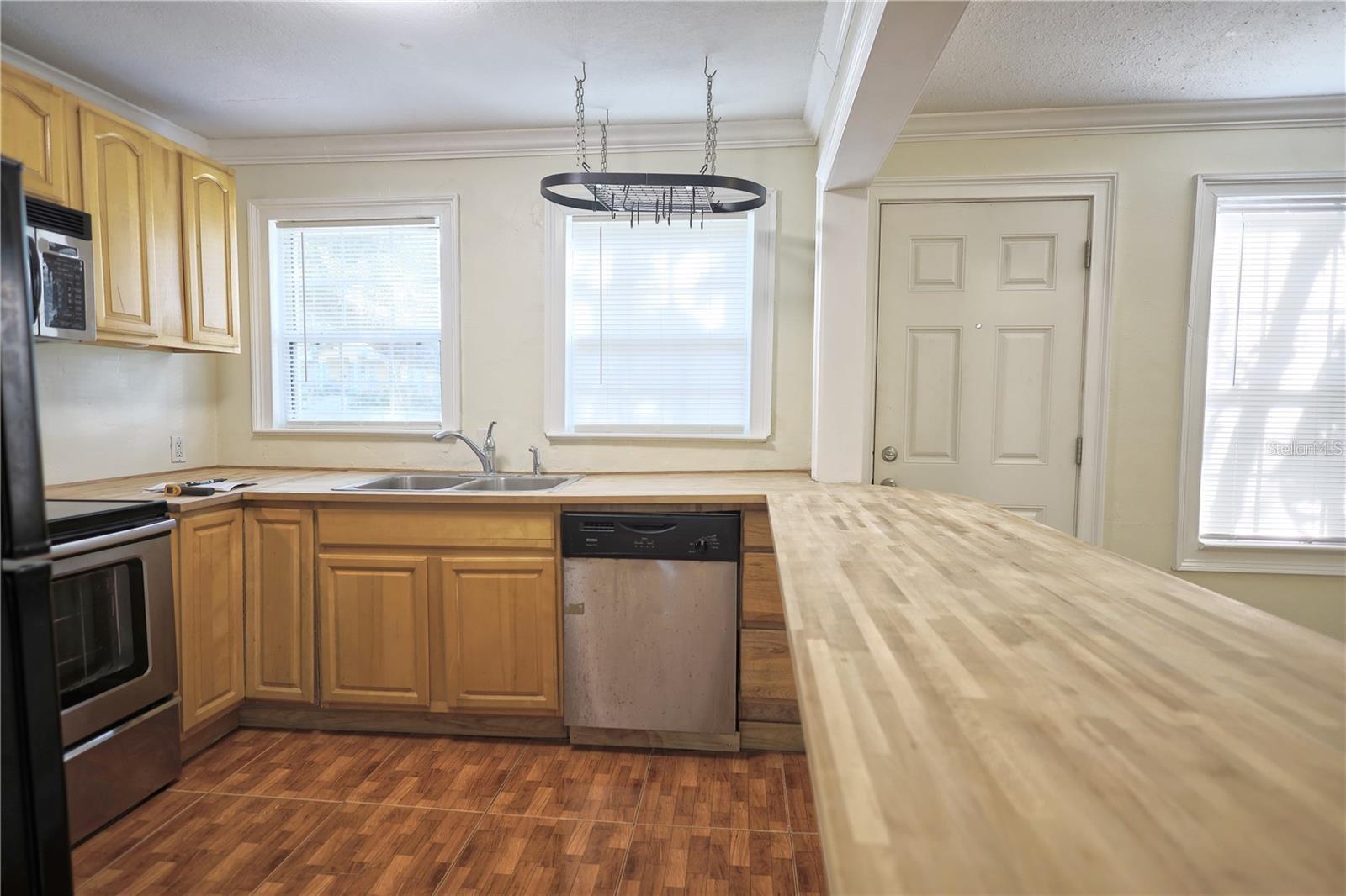 ROBINSONS S A 03 REV - Residential Lease