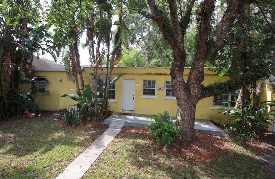1 bedroom, 1 bathroom duplex ideally situated just blocks from Lake Eola & downtown. Enjoy a walkable, bike-friendly lifestyle with Publix, local cafés, and popular restaurants all nearby.
The residence features central air conditioning, wood flooring throughout, an in-unit washer and dryer, driveway parking is provided, with ample additional street parking available.
Yard maintenance and water are included, offering added convenience and predictable monthly expenses.