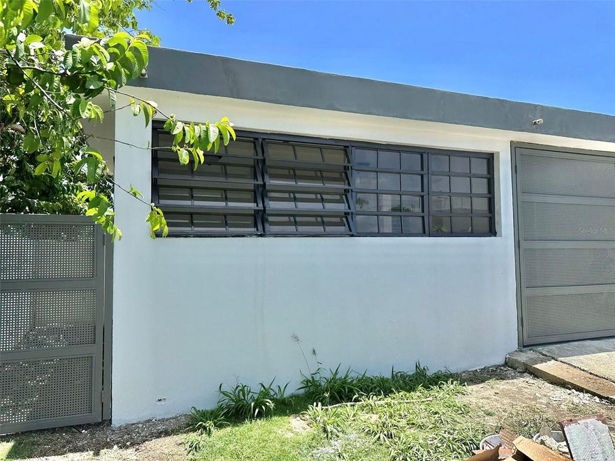 Duplex house for sale in the Country Club neighborhood for $198,000. The property features 3 bedrooms, 1 bathroom, living room, dining room, kitchen, laundry area, and carport. It is an excellent opportunity for both a primary residence and an investment.