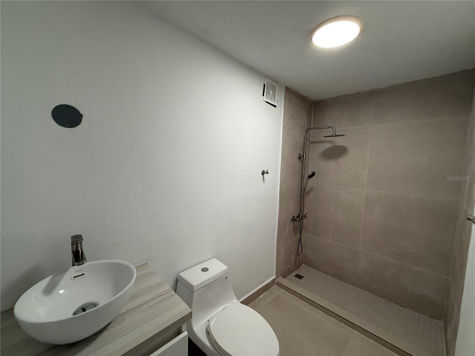 CONDOMINIUM WALDORF TOWER - Residential