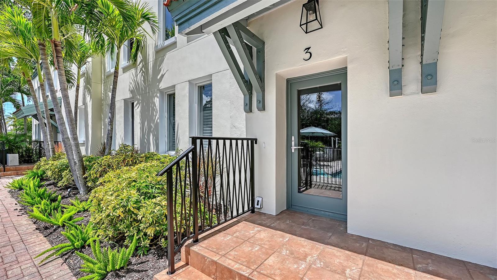 1685 LAUREL STREET 3