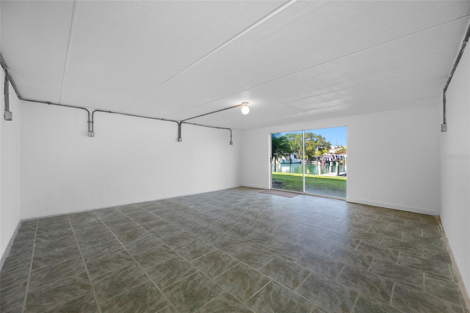 CAPRI LAGOONS CONDO - Residential