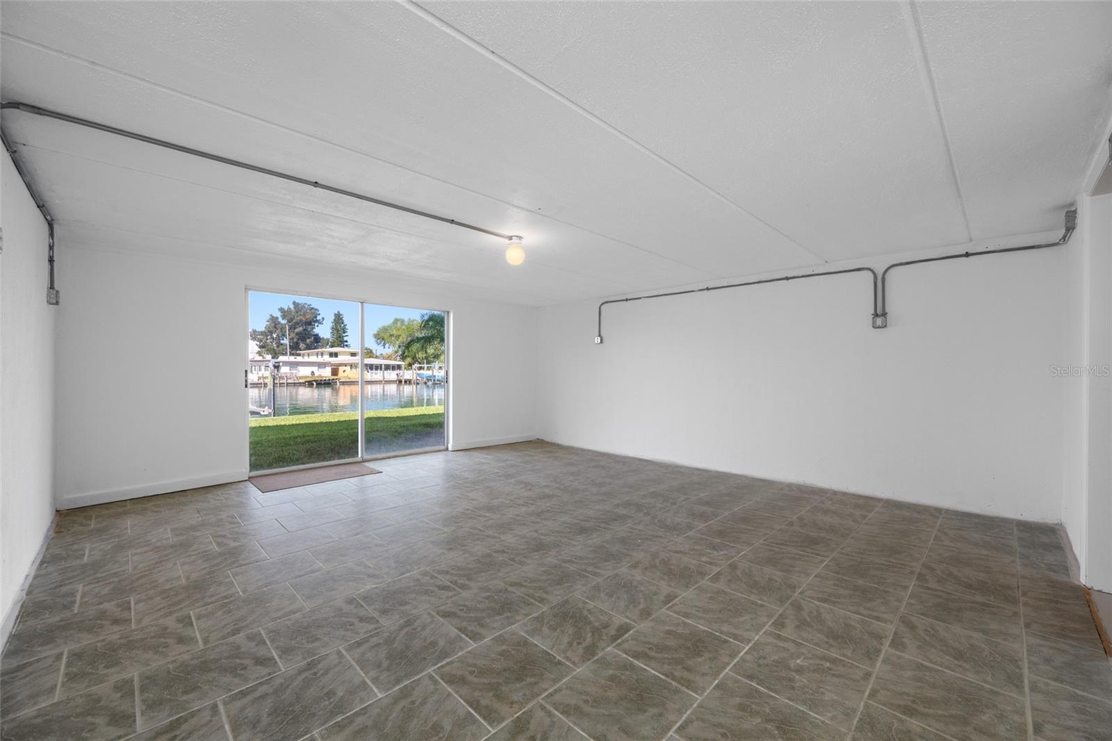 CAPRI LAGOONS CONDO - Residential