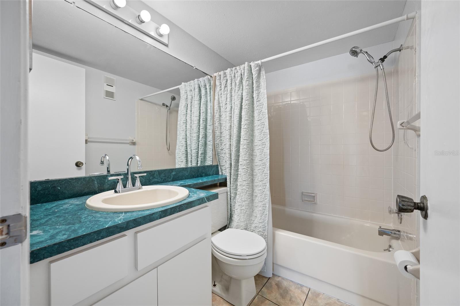 CAPRI LAGOONS CONDO - Residential