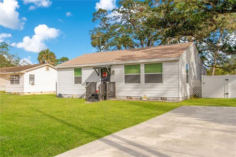 A home in SOUTH DAYTONA