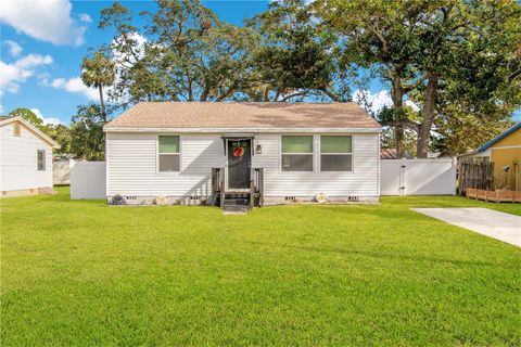 A home in SOUTH DAYTONA