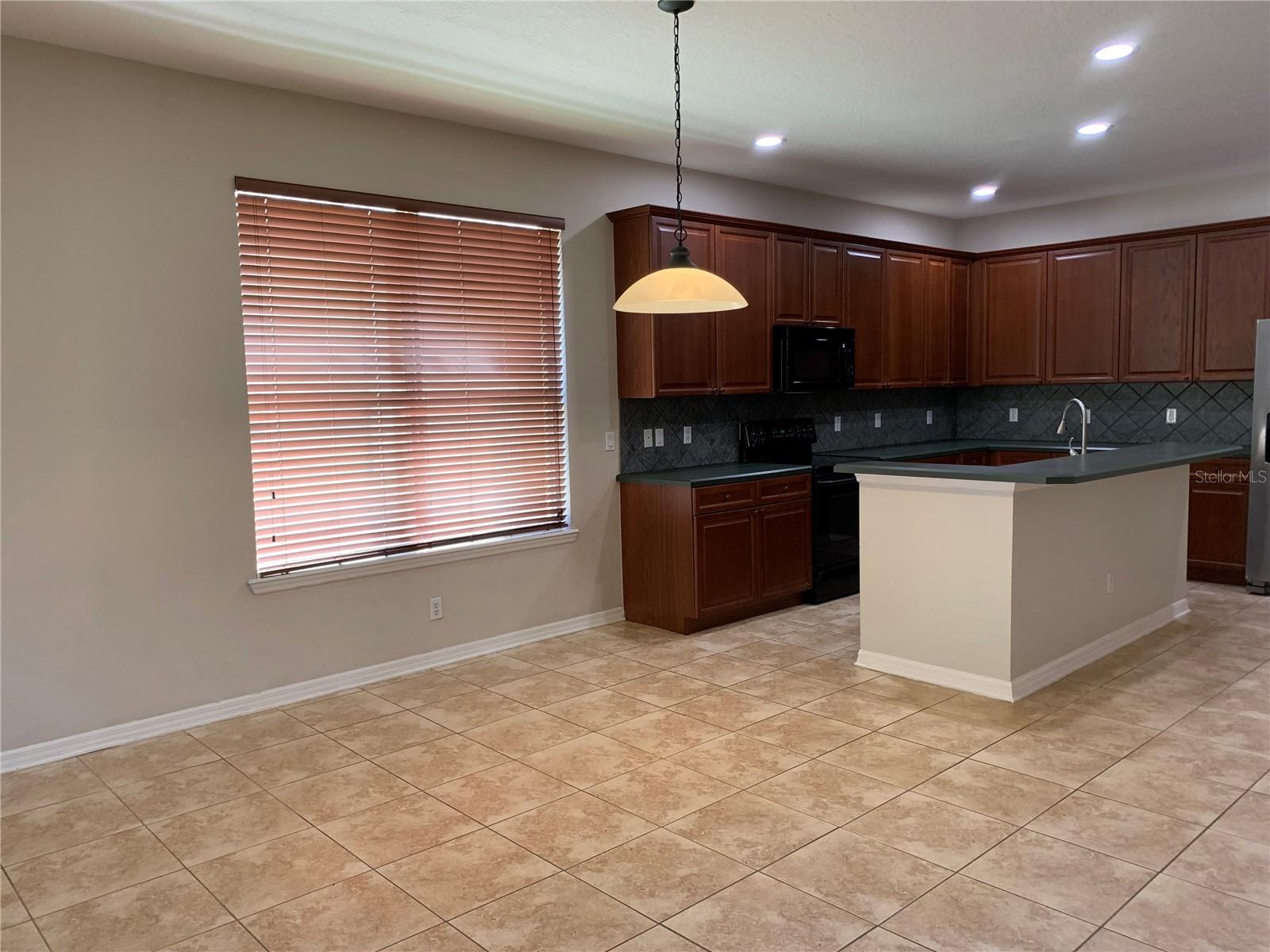 LAKES WINDERMERE PH 01 49 108 - Residential Lease