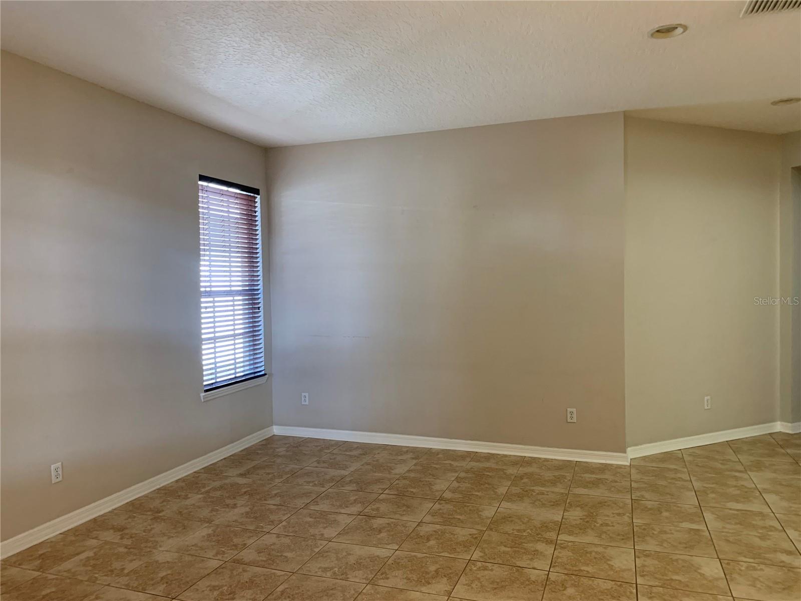 LAKES WINDERMERE PH 01 49 108 - Residential Lease