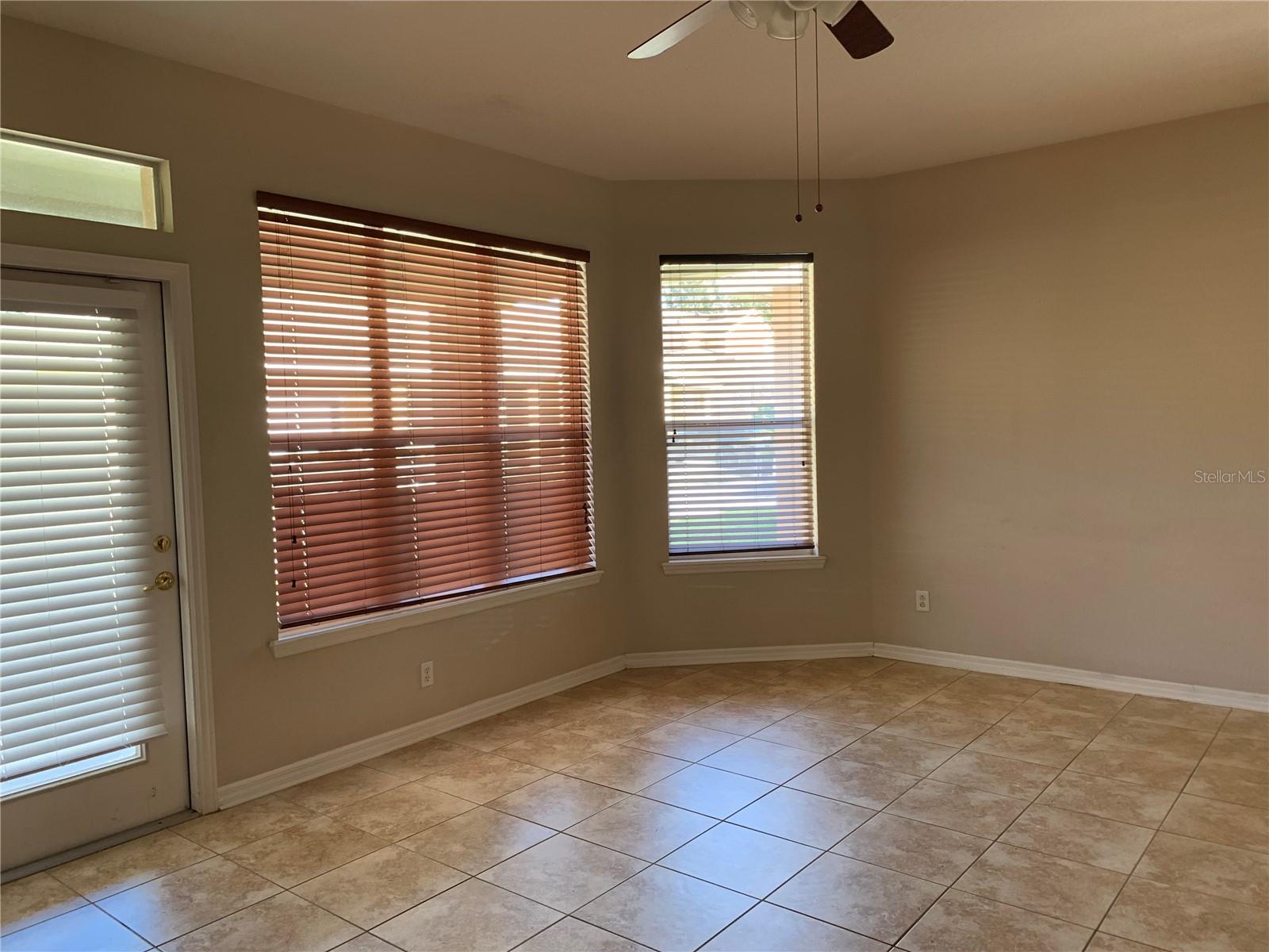 LAKES WINDERMERE PH 01 49 108 - Residential Lease