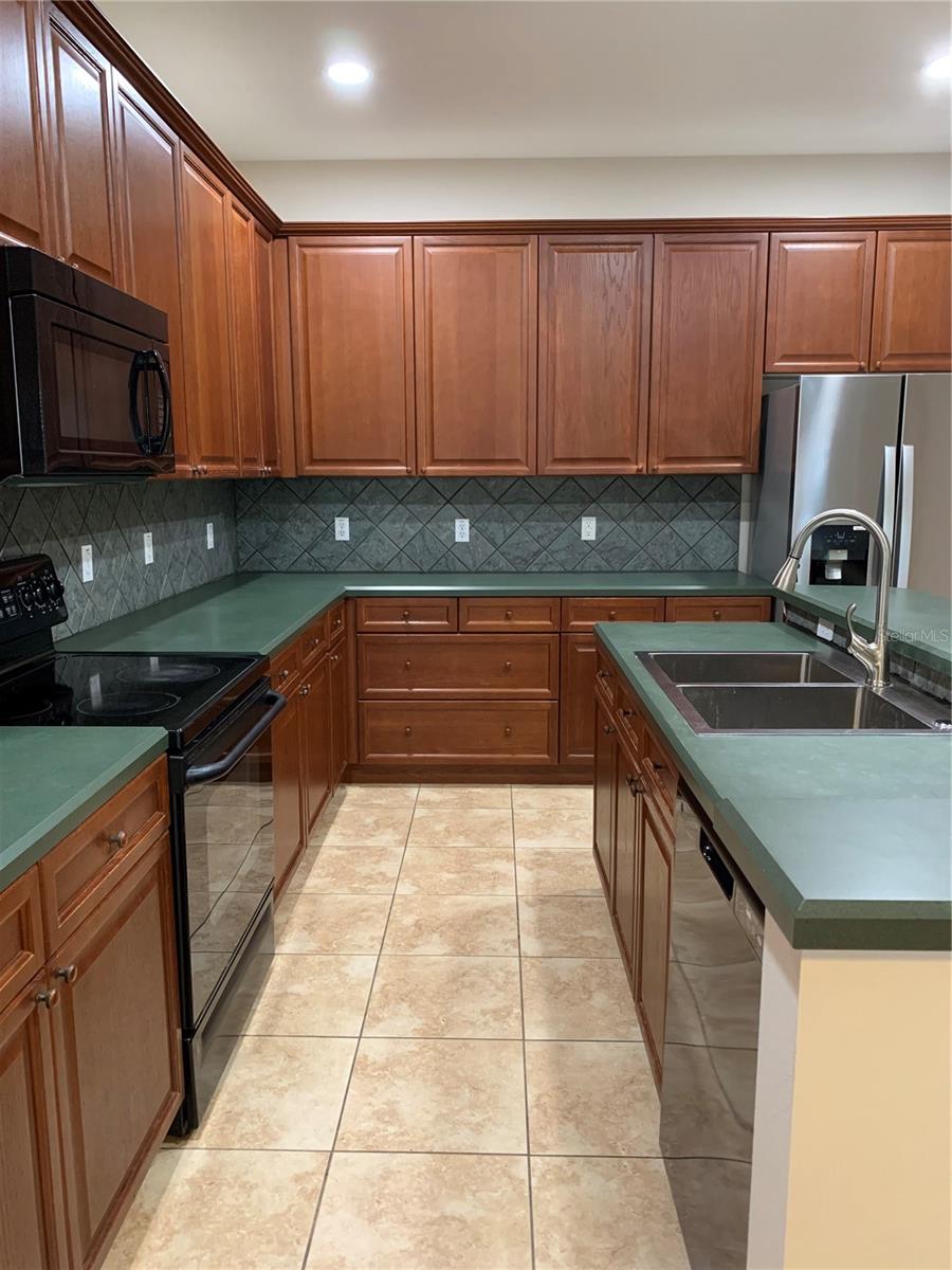 LAKES WINDERMERE PH 01 49 108 - Residential Lease