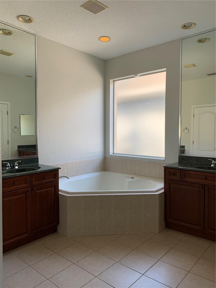 LAKES WINDERMERE PH 01 49 108 - Residential Lease