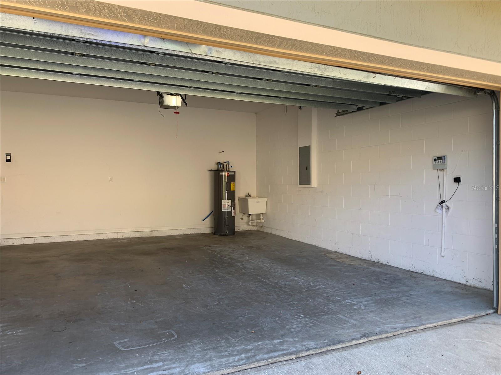 LAKES WINDERMERE PH 01 49 108 - Residential Lease