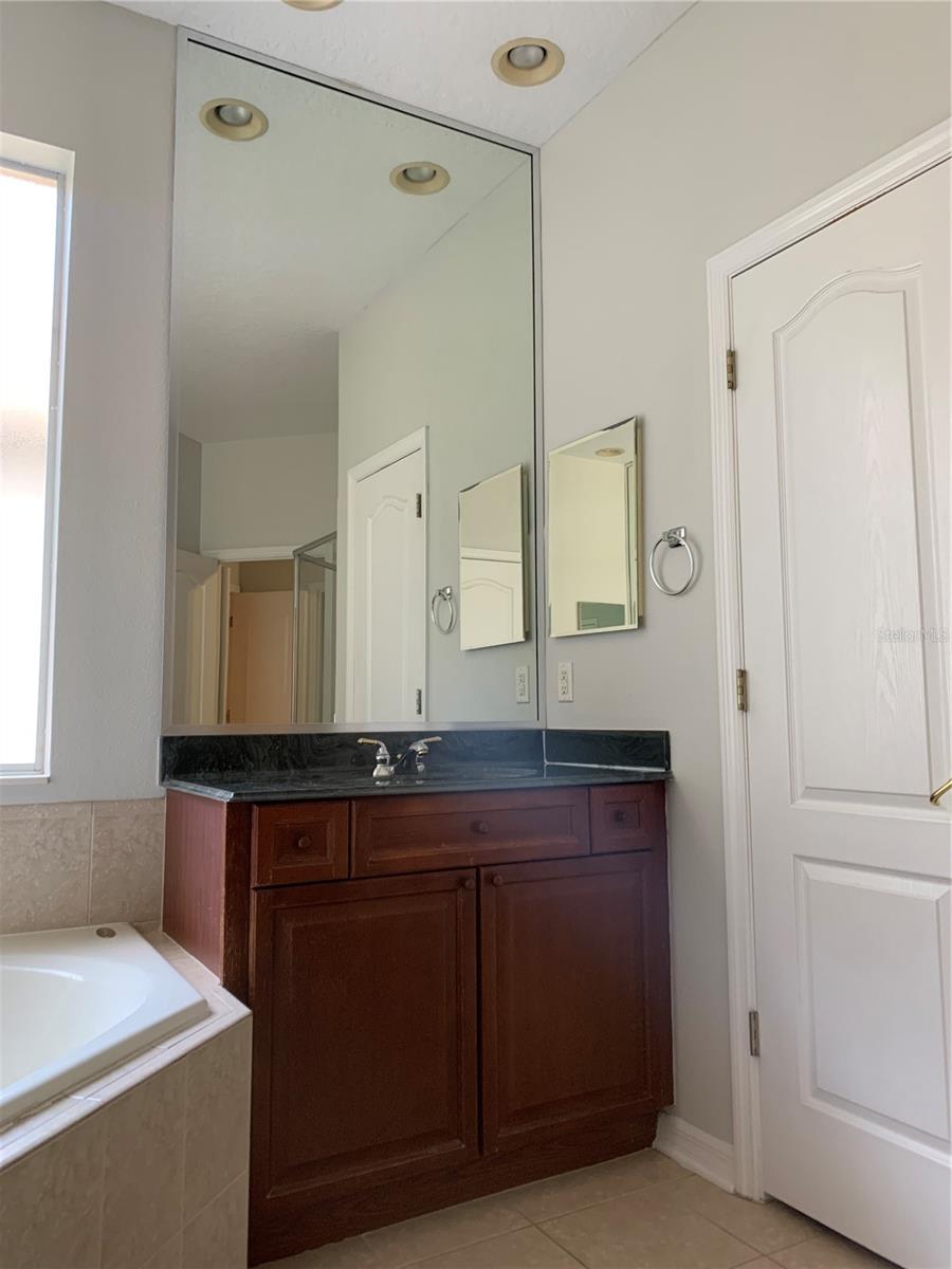 LAKES WINDERMERE PH 01 49 108 - Residential Lease