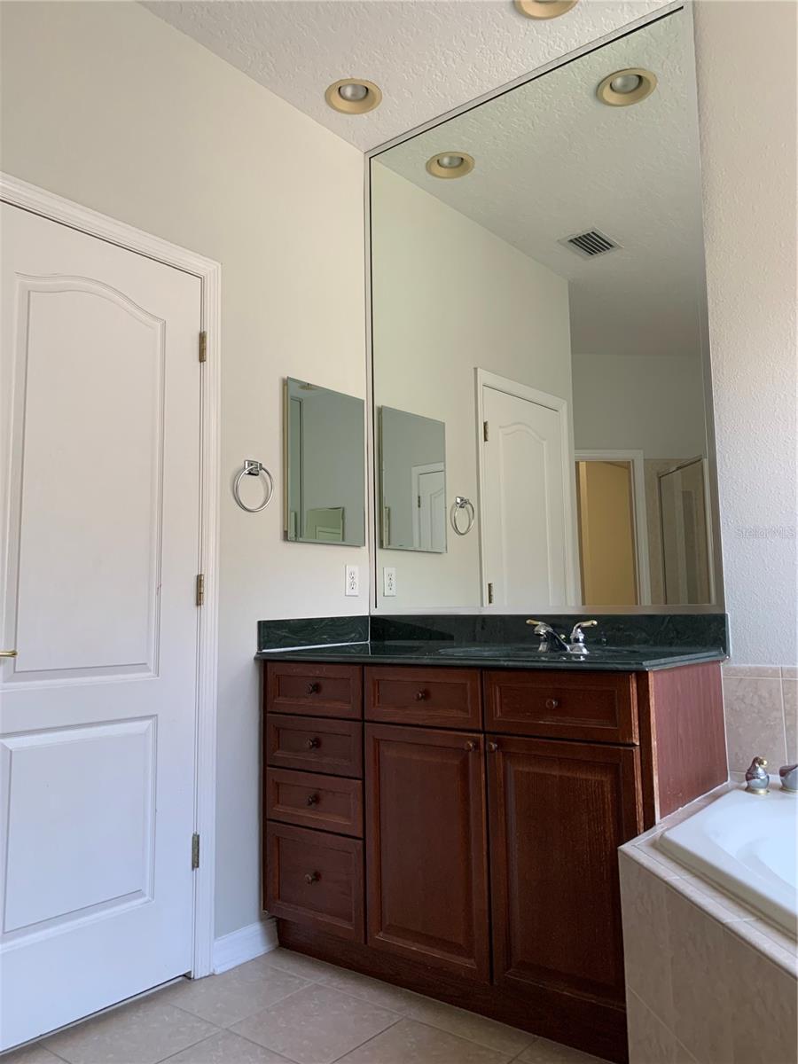 LAKES WINDERMERE PH 01 49 108 - Residential Lease