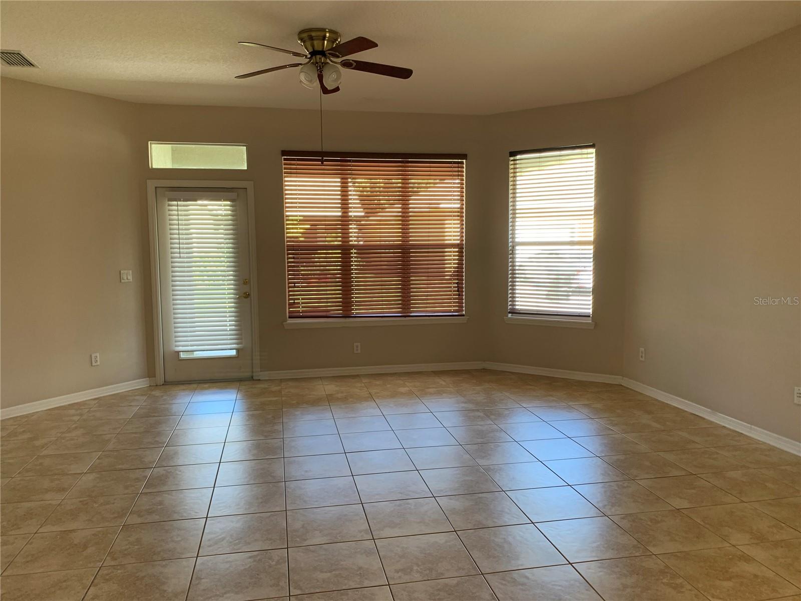 LAKES WINDERMERE PH 01 49 108 - Residential Lease