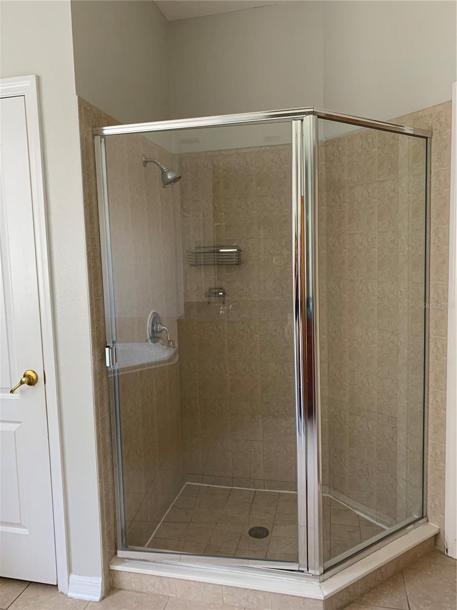 LAKES WINDERMERE PH 01 49 108 - Residential Lease