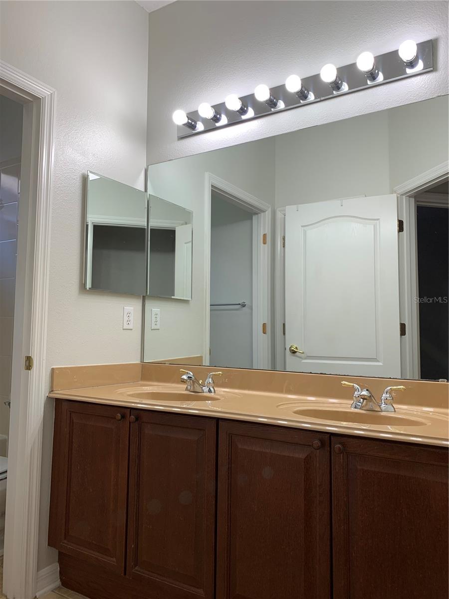 LAKES WINDERMERE PH 01 49 108 - Residential Lease