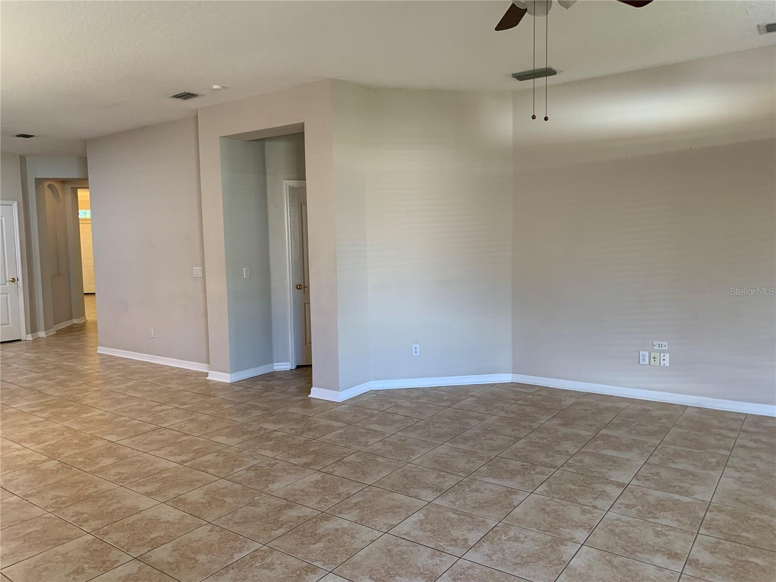 LAKES WINDERMERE PH 01 49 108 - Residential Lease