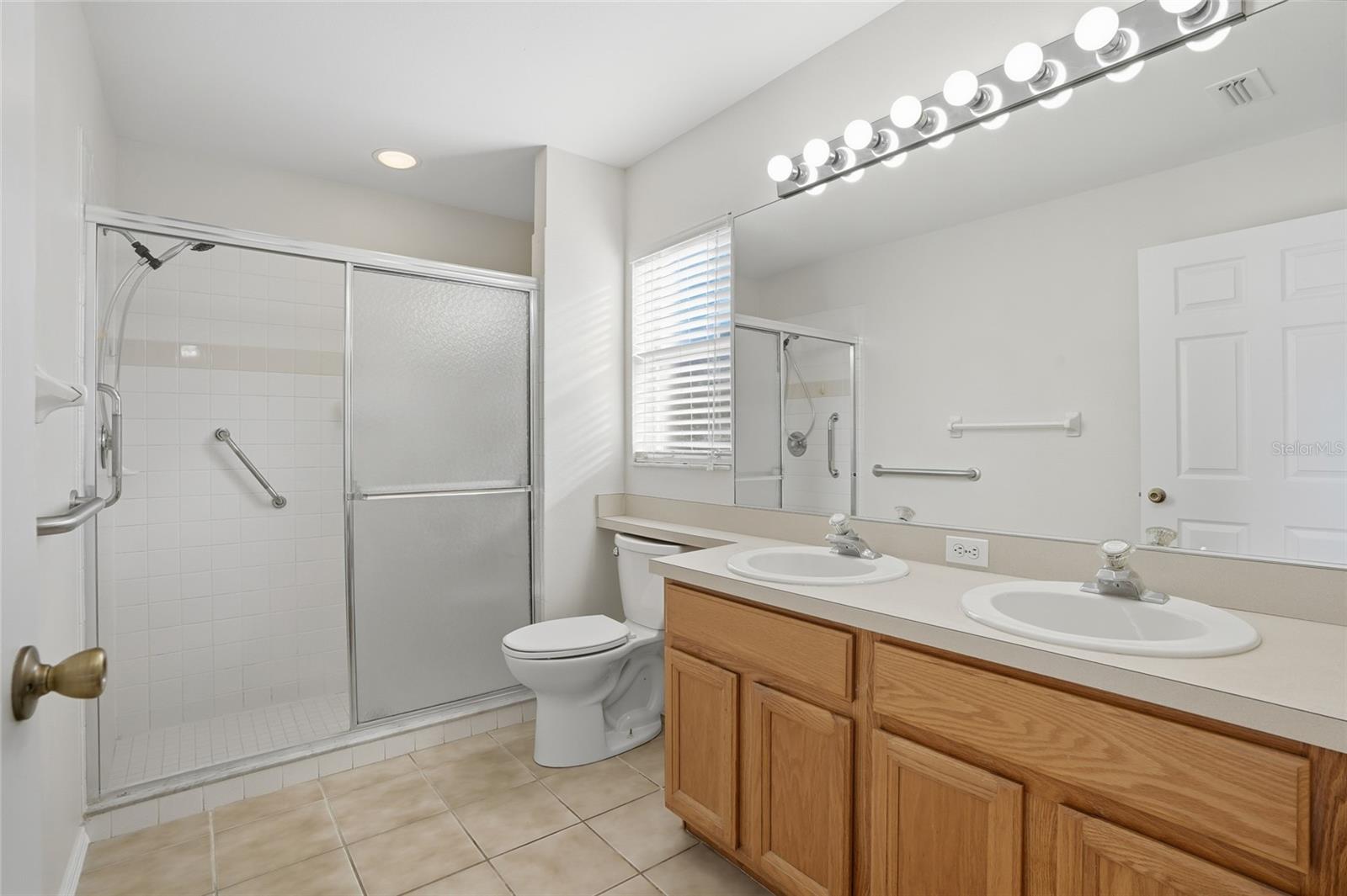 GLENN LAKES PHASE 3; LOT 2; BLOCK J; PB 30/182 - Residential