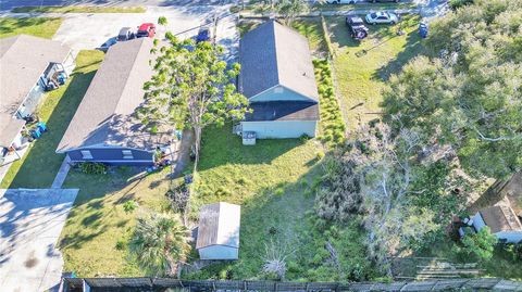 A home in LAKE WALES