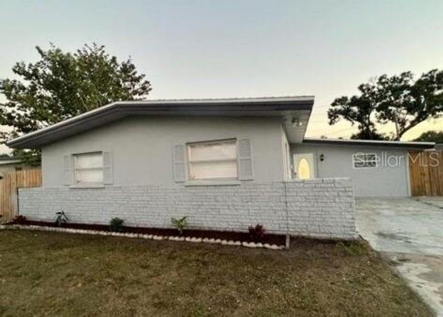 This 5 bedrooms, 3 baths single family home with no HOA has a lot potential, huge fenced backyard! Centrally located near shopping centers, restaurants, schools, beaches y main roadways with easy access to i-75.