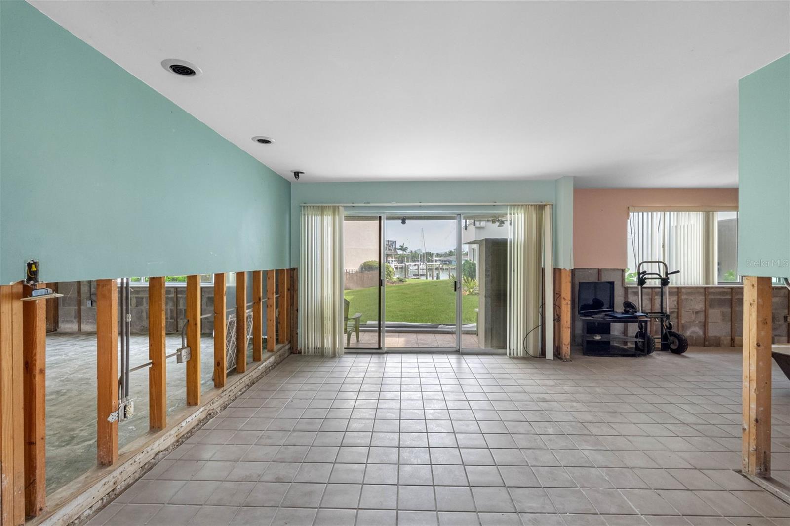 BAY ISLAND CONDO ISLAND ESTATES - Residential