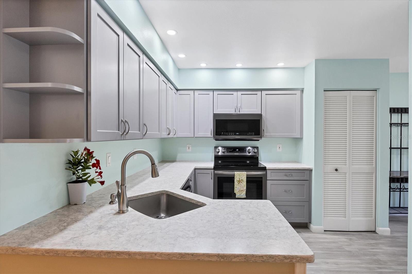 COUNTRY VILLAGE - Residential