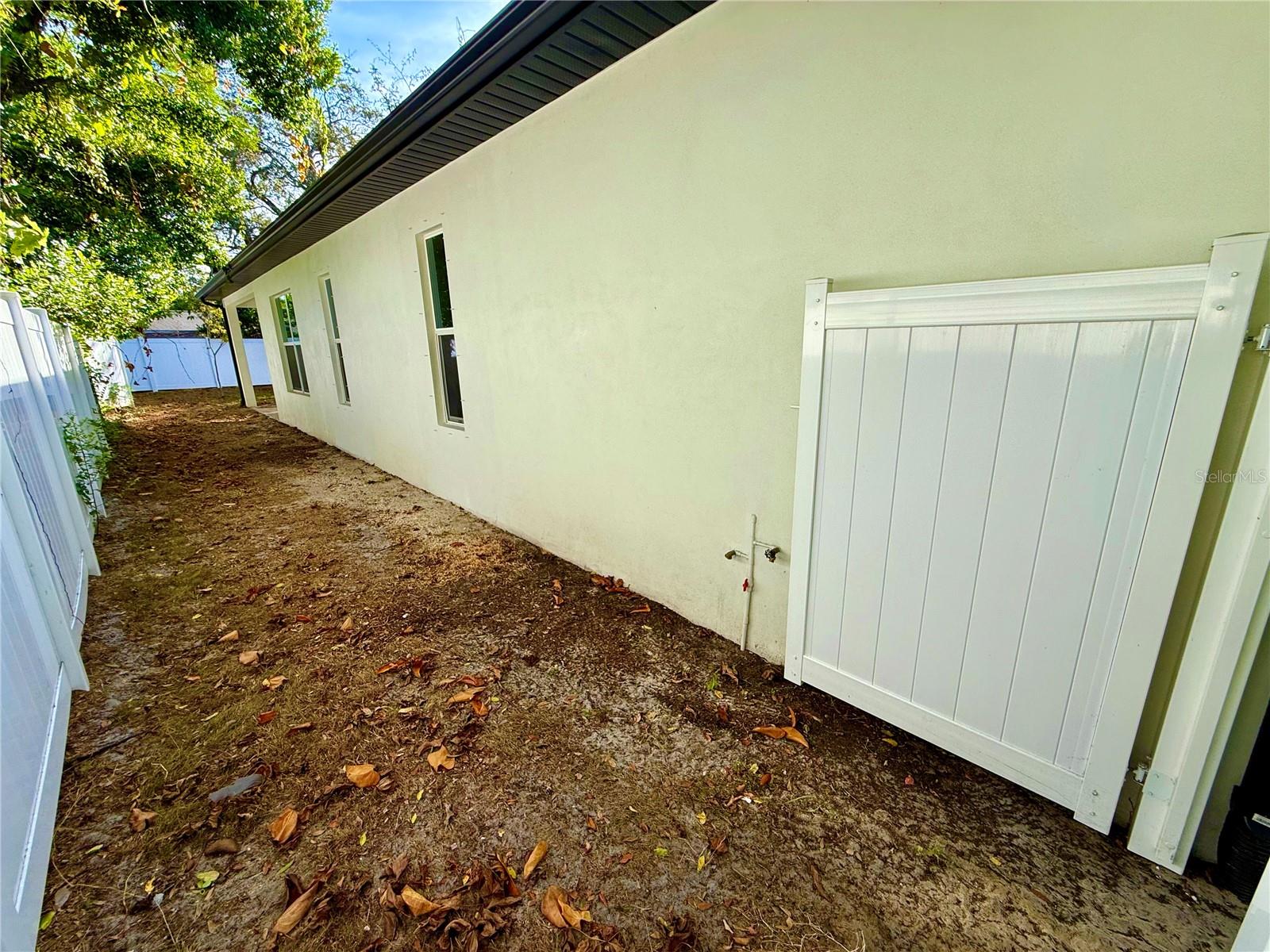 8511 N NEWPORT AVENUE