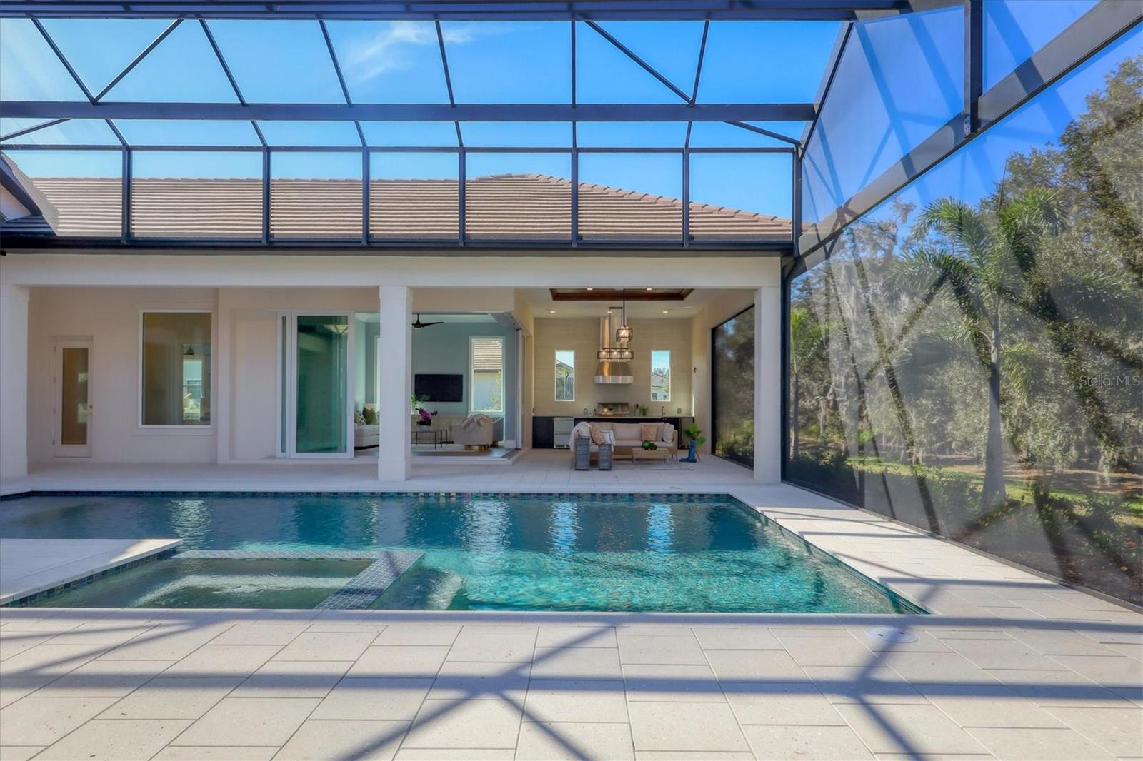 FOUNDERS CLUB - Residential