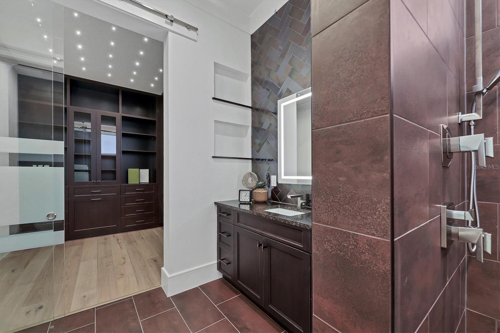 FOUNDERS CLUB - Residential