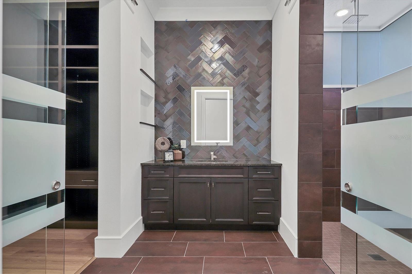 FOUNDERS CLUB - Residential