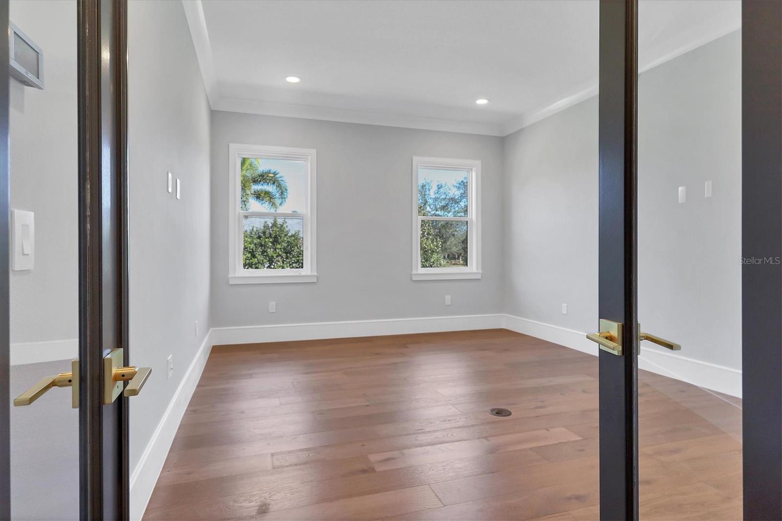 FOUNDERS CLUB - Residential