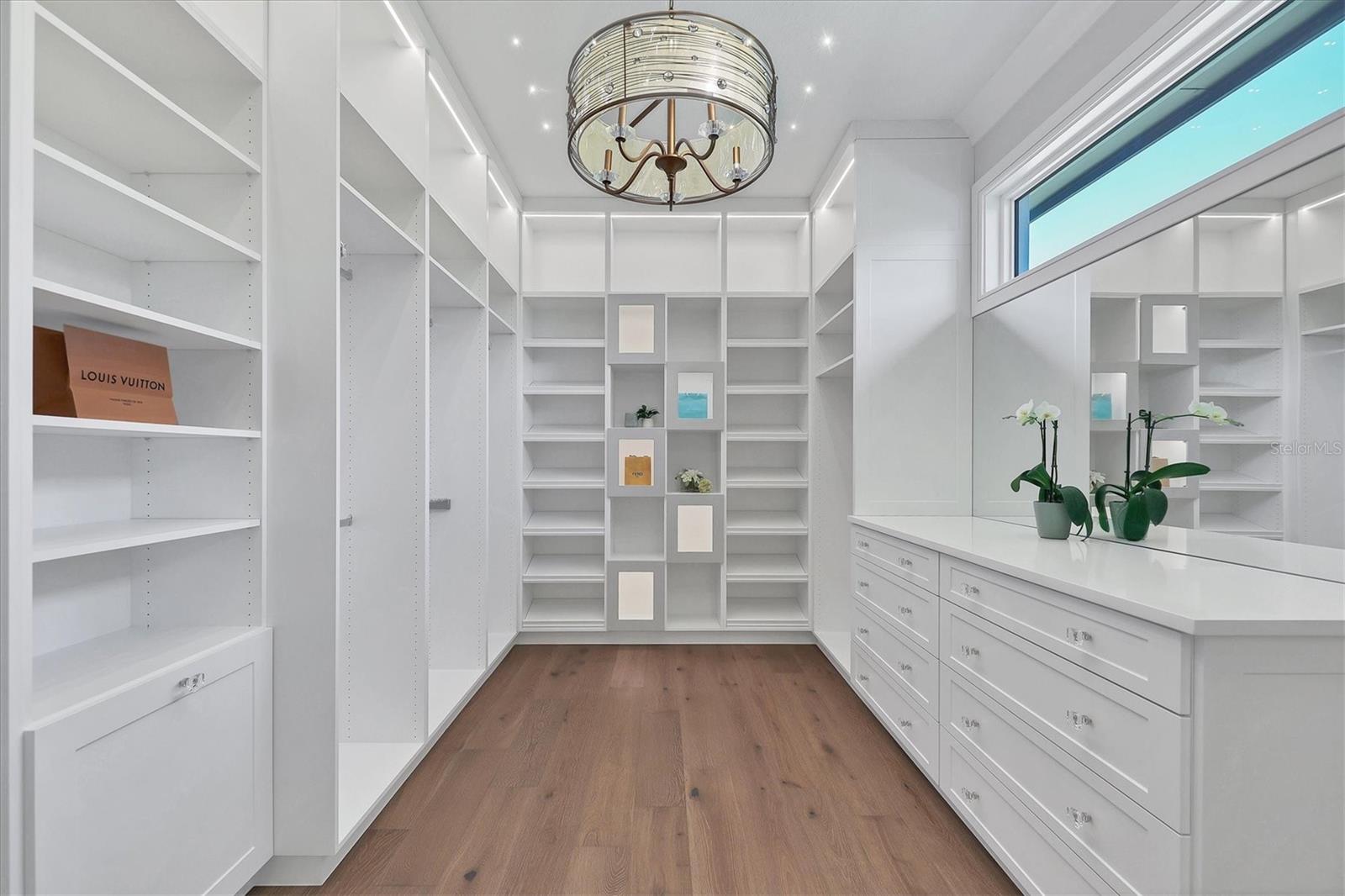 FOUNDERS CLUB - Residential