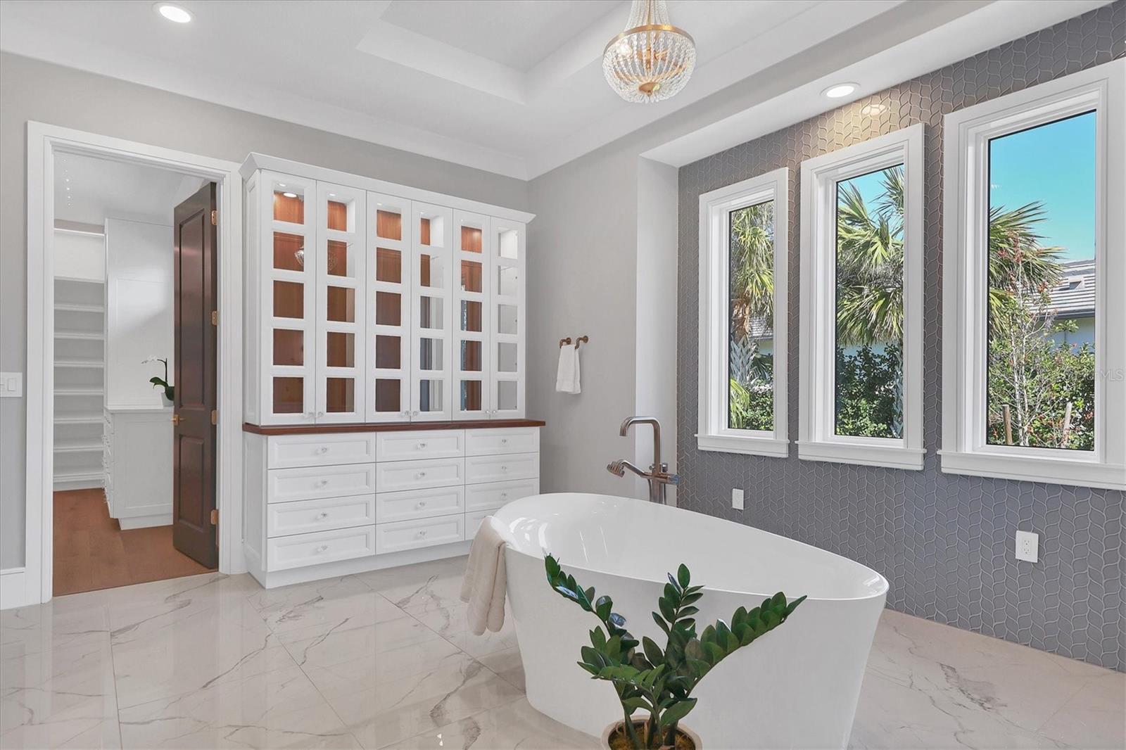 FOUNDERS CLUB - Residential