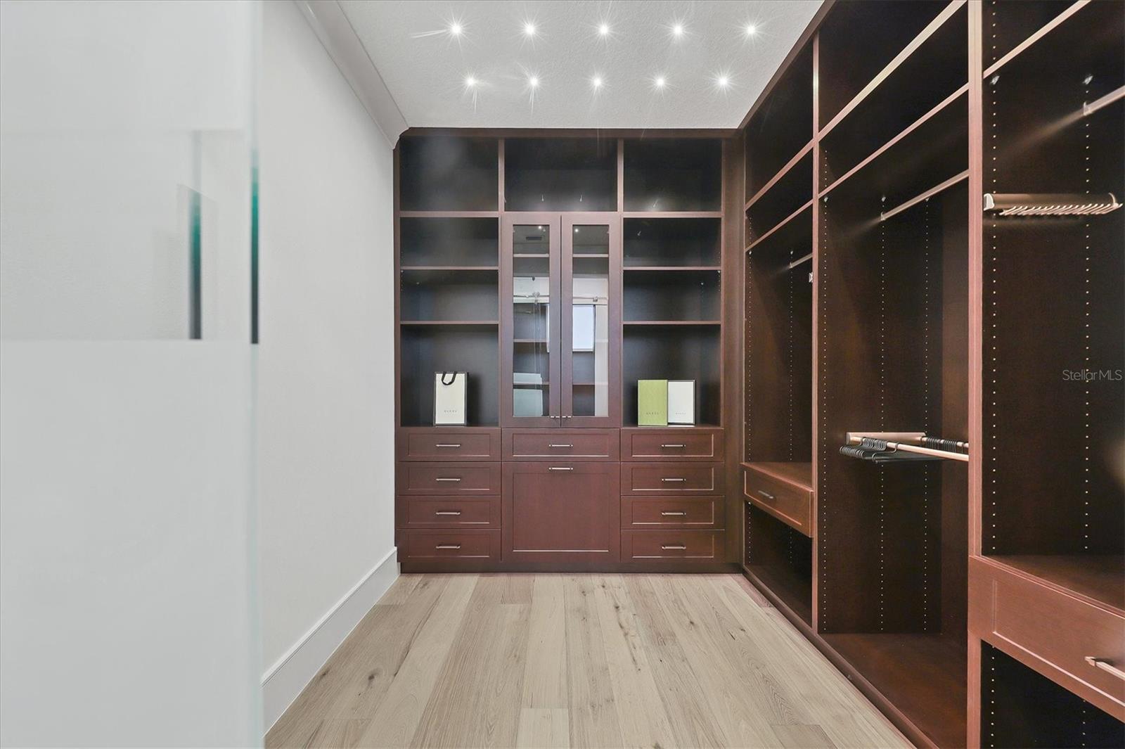 FOUNDERS CLUB - Residential