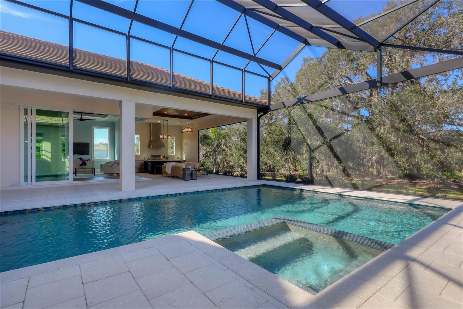 FOUNDERS CLUB - Residential