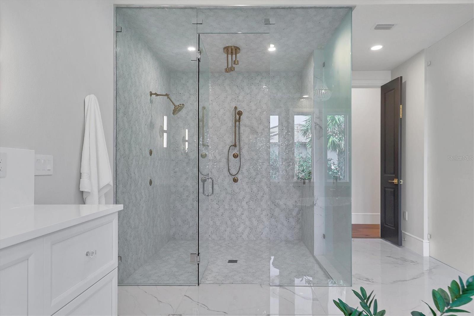 FOUNDERS CLUB - Residential