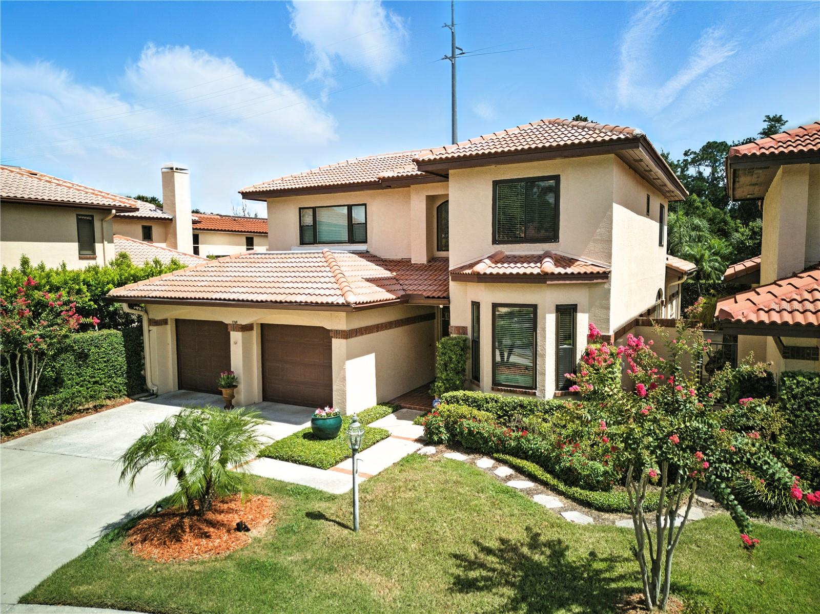 COUNTRY CLUB VILLAS - Residential