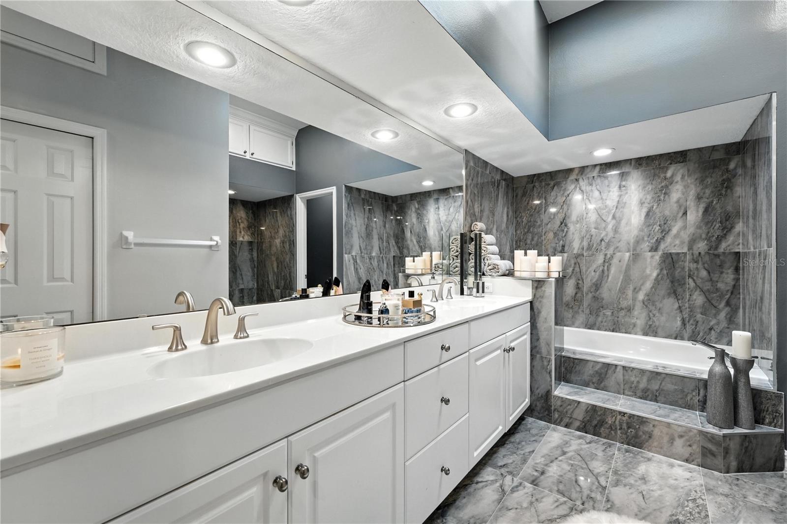 COUNTRY CLUB VILLAS - Residential