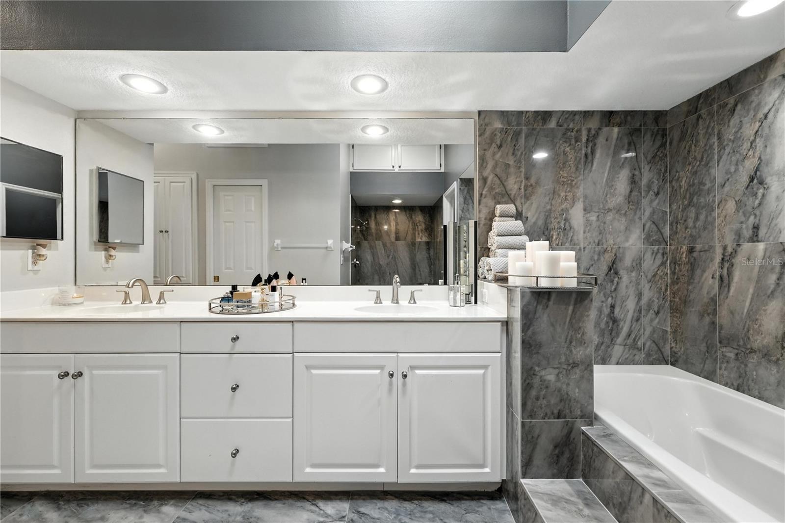 COUNTRY CLUB VILLAS - Residential