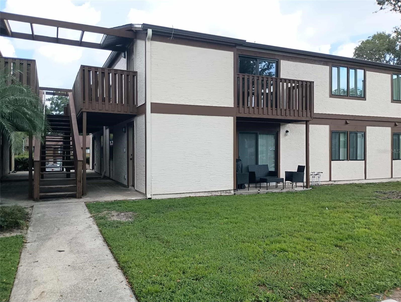 Beautiful 2 bedroom, 2 bathroom condo in the heart of Orlando. This condominium is conveniently located close to downtown Orlando, major highways and all the Theme Parks. Perfect unit to live in or rent out. Move in ready, make your appointment today!!!