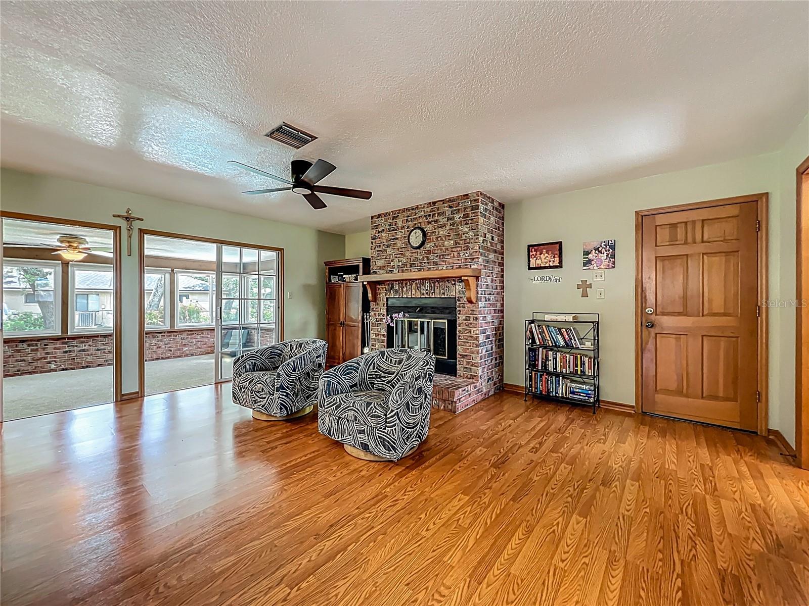 1850 LAKESHORE CIR