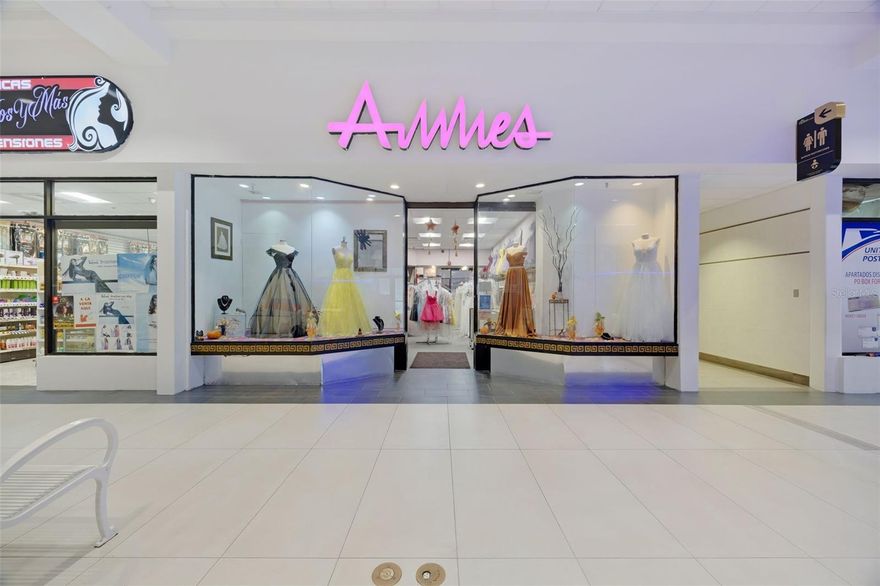 Property Type: Commercial Space
Location: Space D-4, El Canton Mall Condominium, #40 Betances Street, Bayamón, Puerto Rico 00959
Construction Area: 691.92 sq ft
Land Size: 64.31 m²

Excellent investment opportunity in a commercial space located within the renowned Canton Mall in Bayamón. This space offers a prime location next to the mall's main entrance and across from the USPS post office, ensuring high visibility and a constant flow of visitors.

Ideal for any type of business looking to establish itself in a high-demand area with excellent exposure and long-term growth value.

Features:

Concrete construction
Carpeted flooring
Private office
1 full bathroom and 1 half bathroom
Central air conditioning
Street parking available

Property is deeded, no rent.
Own your own commercial space and establish your business in one of the most active areas of Bayamón.