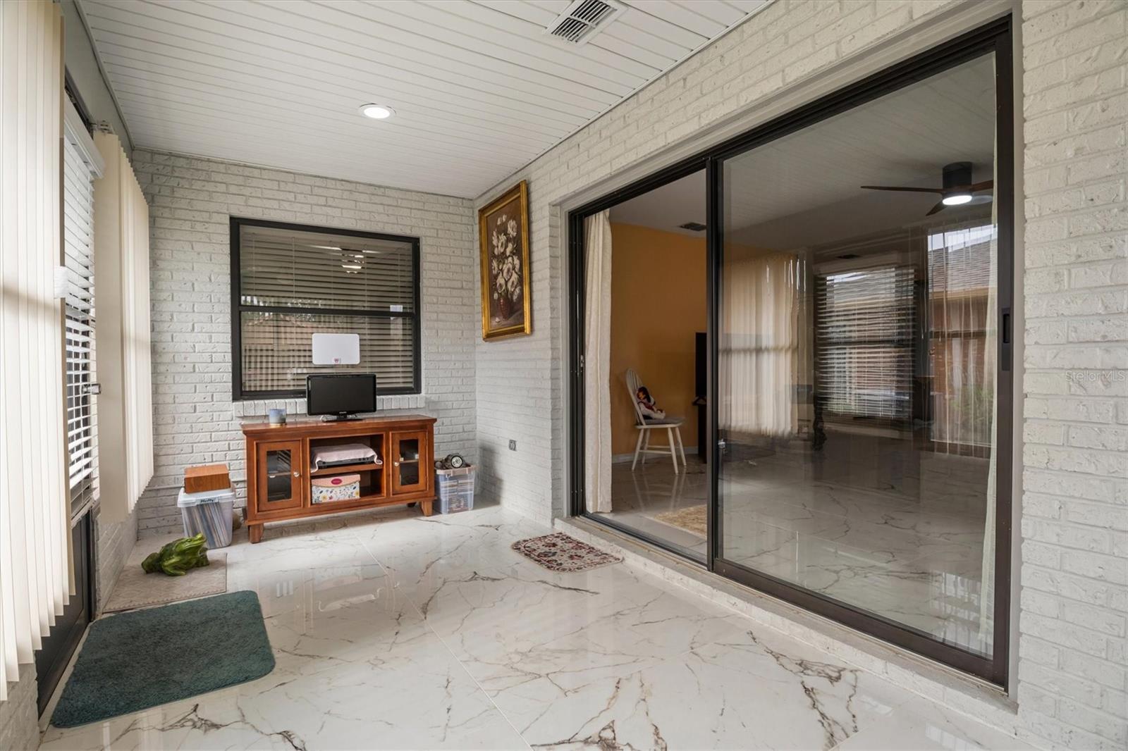 VILLAS BY LAKE - Residential