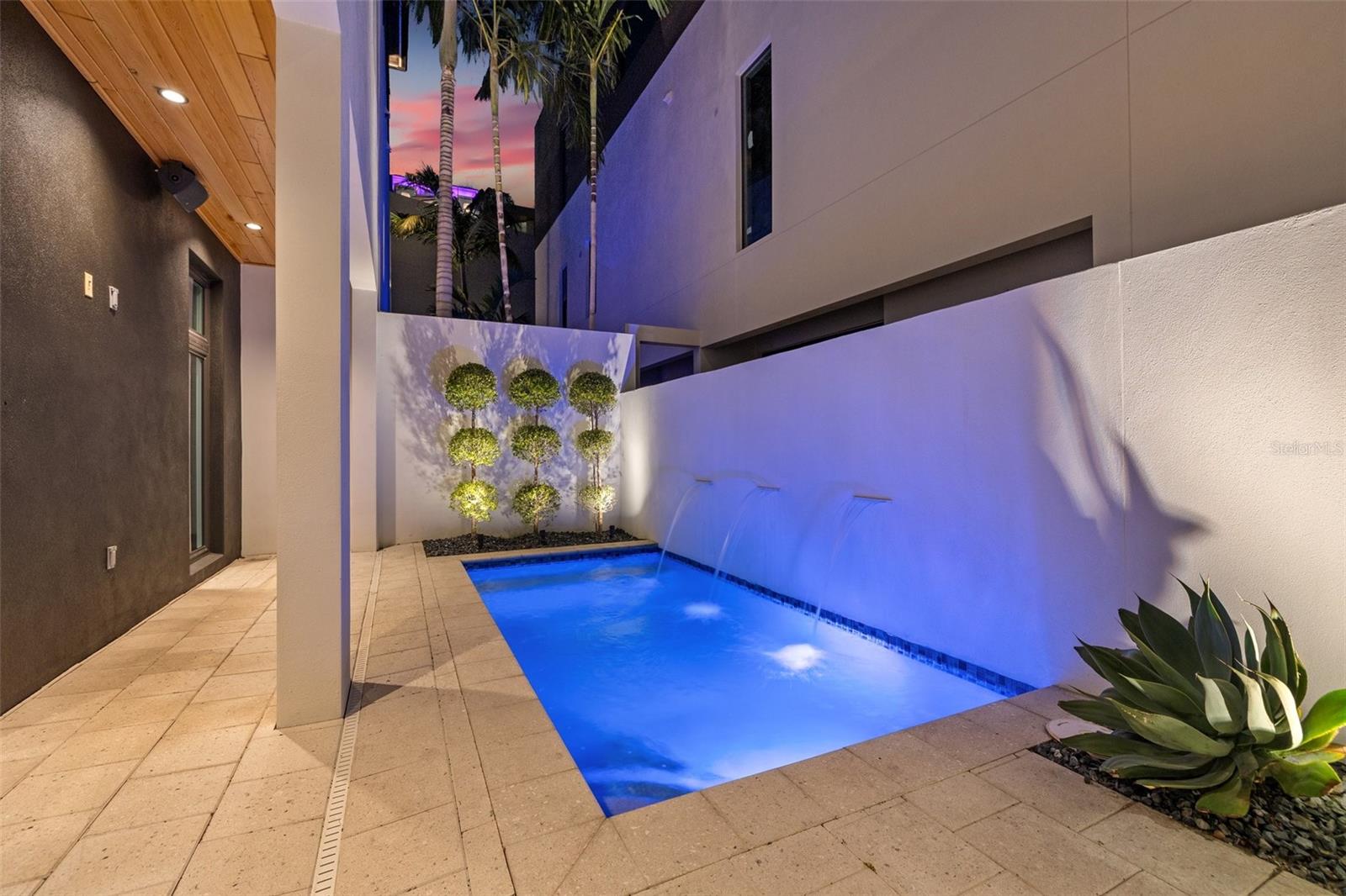 325 2ND STREET N