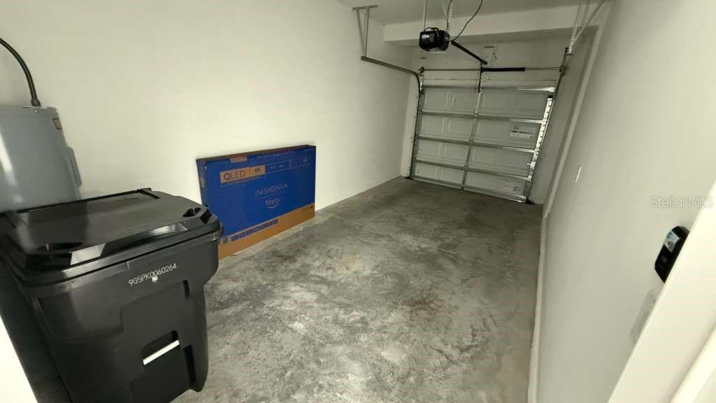 CHATEAU/ASTONIA - Residential Lease